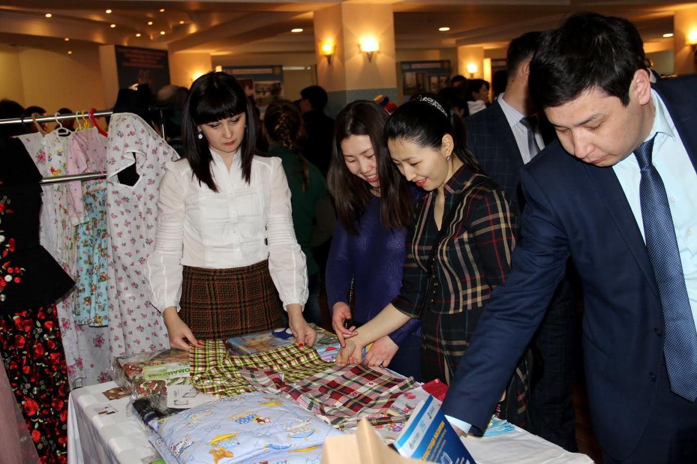 Атырауда түрмеде жасалған заттар көрмеге қойылды