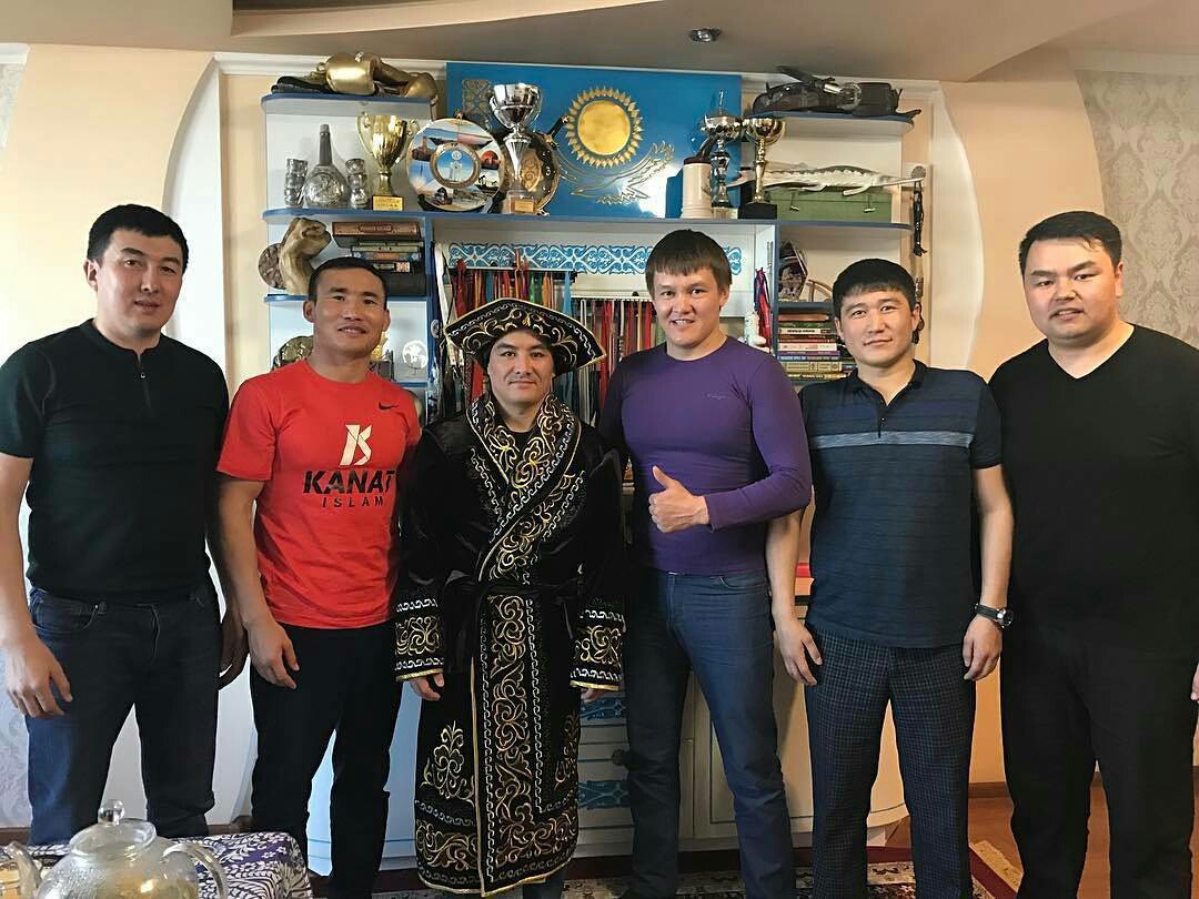 Қанат Ислам Жанат Жақияновтың иығына шапан жапты 