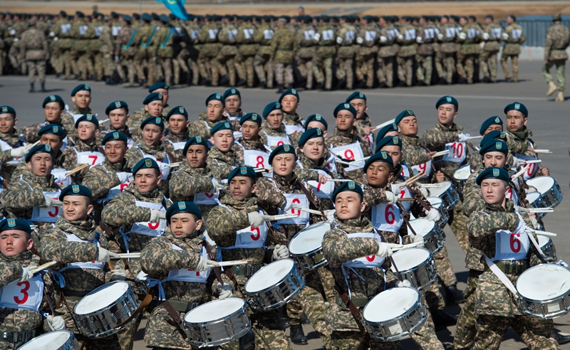 Сарбаздар әскери парадқа сақадай-сай