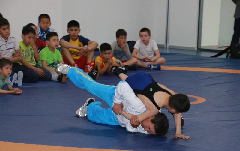  Жақсылық аға жастарға сенеді