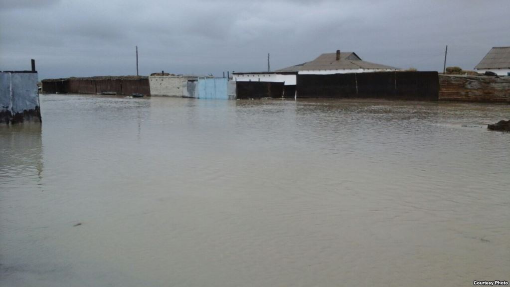 Павлодарда су тасқынынан зардап шеккендерге көмек көрсетіледі