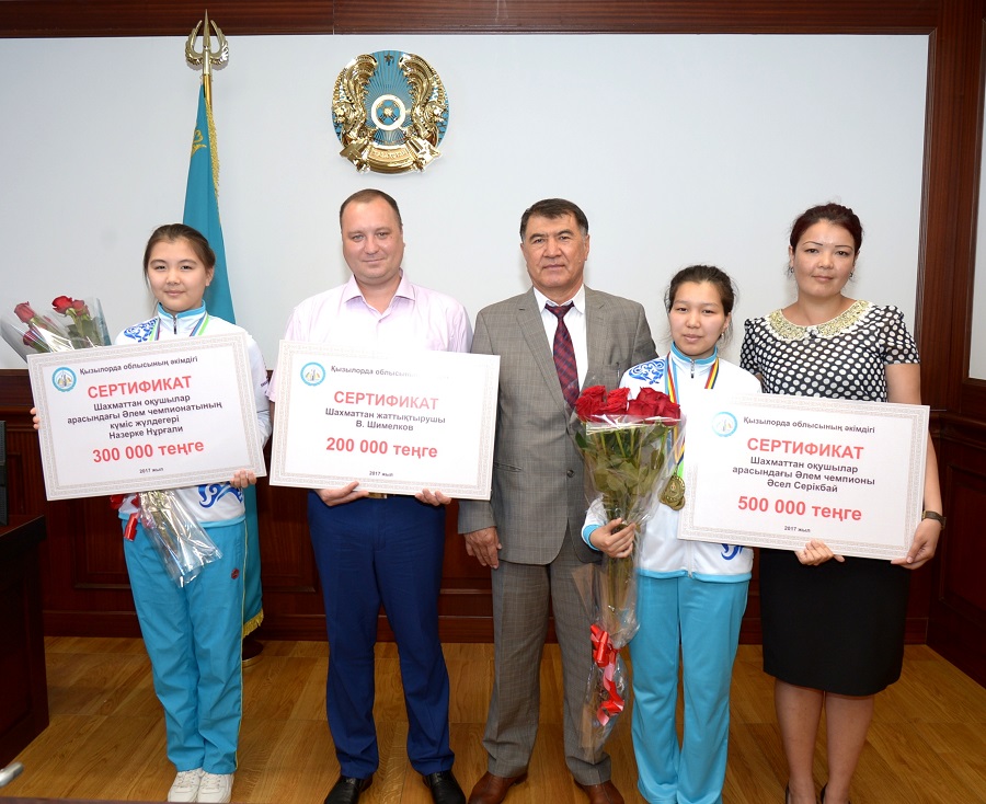 Қызылорда облысының әкімі шахматтан әлем чемпионатының жеңімпаздарымен кездесті
