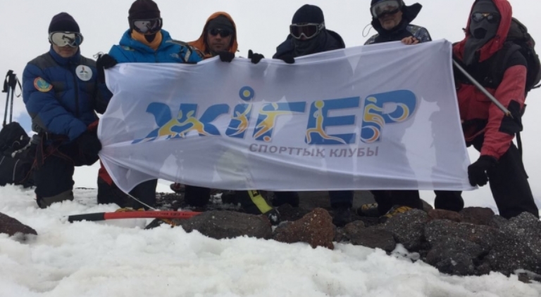 Астаналық альпинистер Еуропаның ең биік шыңын бағындырды