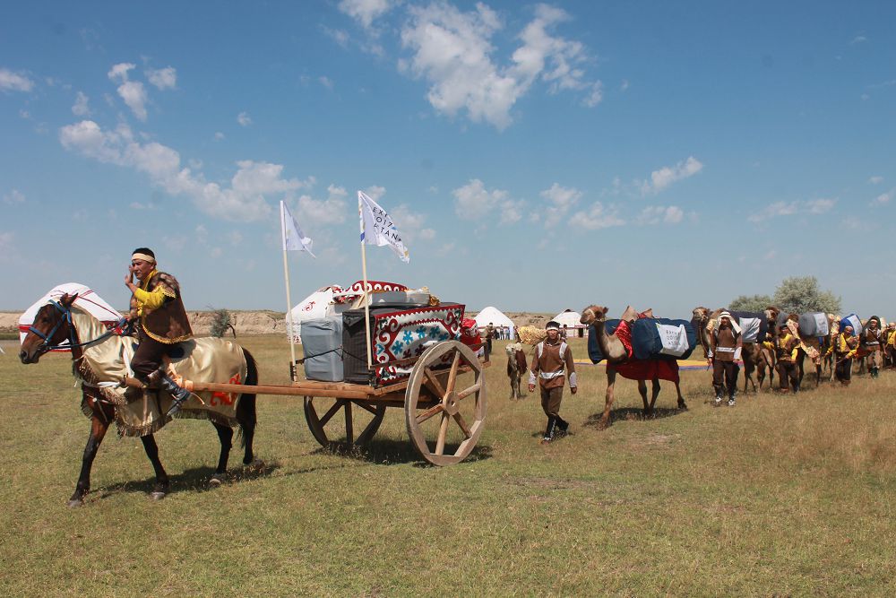 Күймелері күмбірлеген керуен