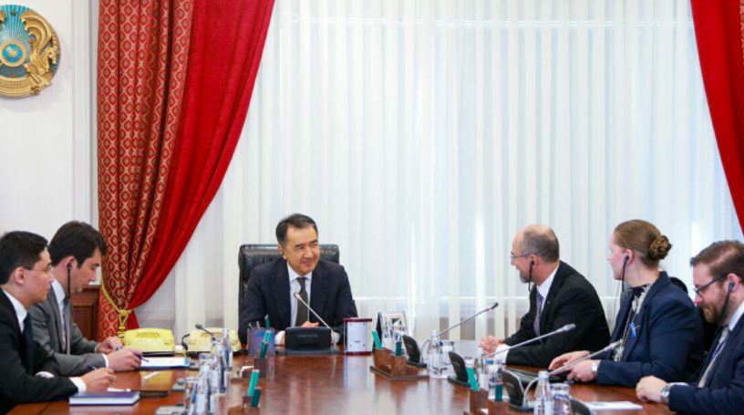 Премьер-Министр  Канада елшісімен кездесті