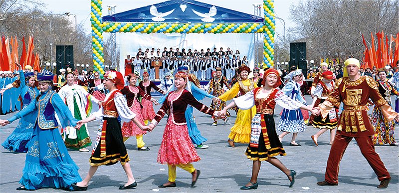 Біз қазақша білуге міндеттіміз және болашағымызды осы тілмен байланыстырамыз