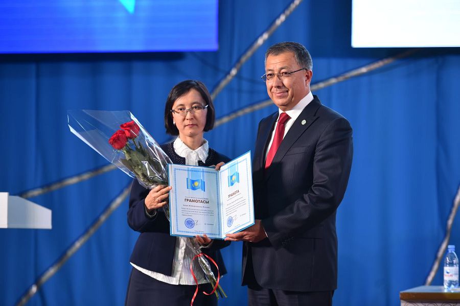 ОҚО-да өткен тамыз конференциясында үш ұстазға пәтер кілті табысталды