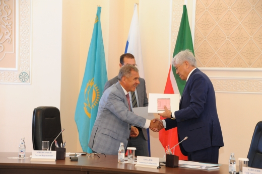 Татарстан Президенті Баталовқа «Біржан Сал мен Ақын Сара айтысы» қолжазбасының көшірмесін табыстады