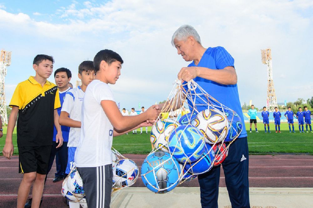 Алматы облысының әкімі жастармен футбол ойнады
