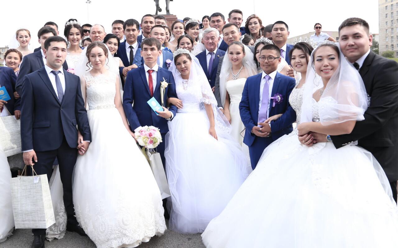 Ақтөбеде Конституция күні 50 жұп бір мезетте үйленді