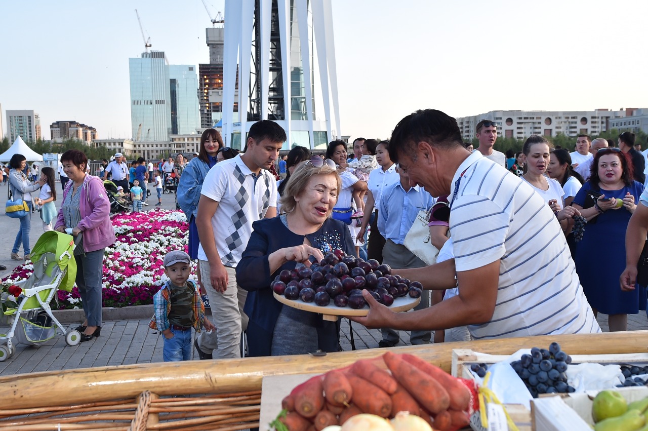 ЭКСПО қонақтарына оңтүстіктің сусындары мен жемісі таратылды 