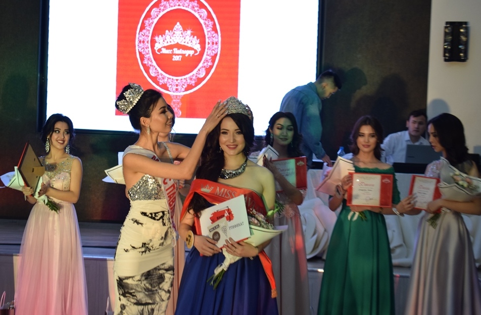 Абайдың 200 өлеңін жатқа білетін Сәния аймақ аруы атанды