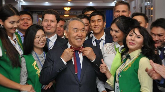 Студент-кәсіпкер Президентке көбелек-галстук сыйлаған
