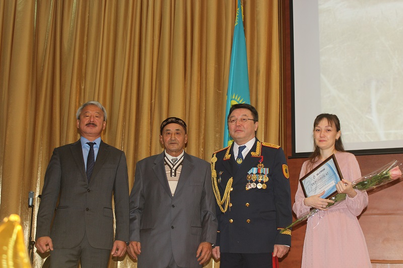 Қостанайда ерлік көрсеткен полицейге пәтер кілті тапсырылды
