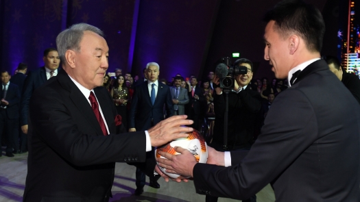 "Астана" футболшылары Елбасымен бірге доп тепті (Видео)