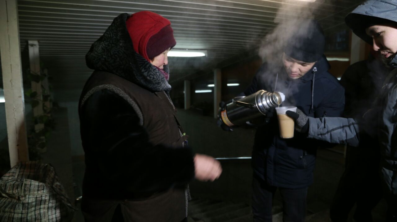 Өскеменде имамдар тұрғындарды үйіне тегін жеткізіп салып жатыр