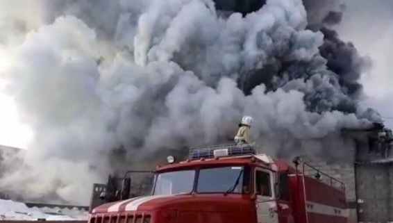 Алматыда қойма өртеніп жатыр