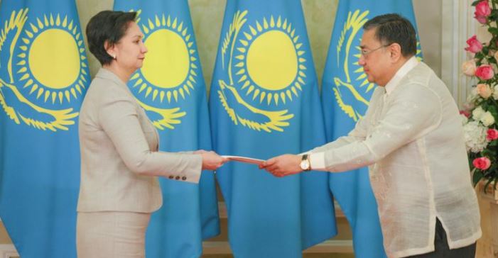 Гүлшара Әбдіқалықова елшілерден сенім грамоталарын қабылдады