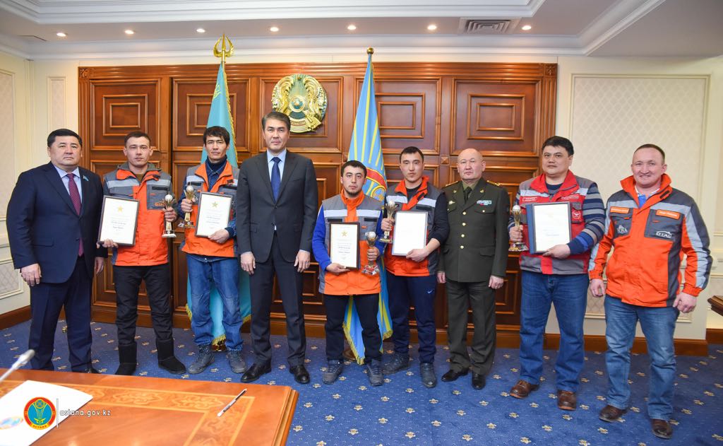 Әсет Исекешев өрт кезінде ерлік көрсеткен құрылысшыларды марапаттады
