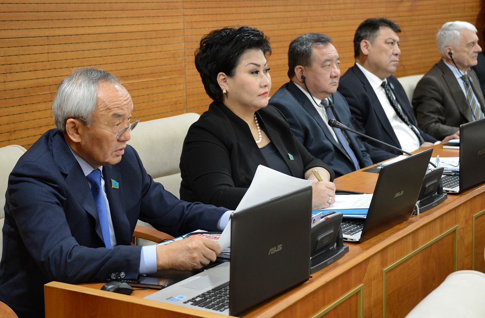 Парламентші пайымы: Ұстаздар мүддесін қорғау – өзекті мәселе