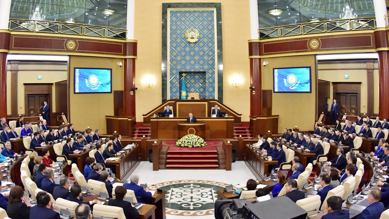 Президент төмен жалақы алатындар үшін салықты 10 есеге азайтуды тапсырды