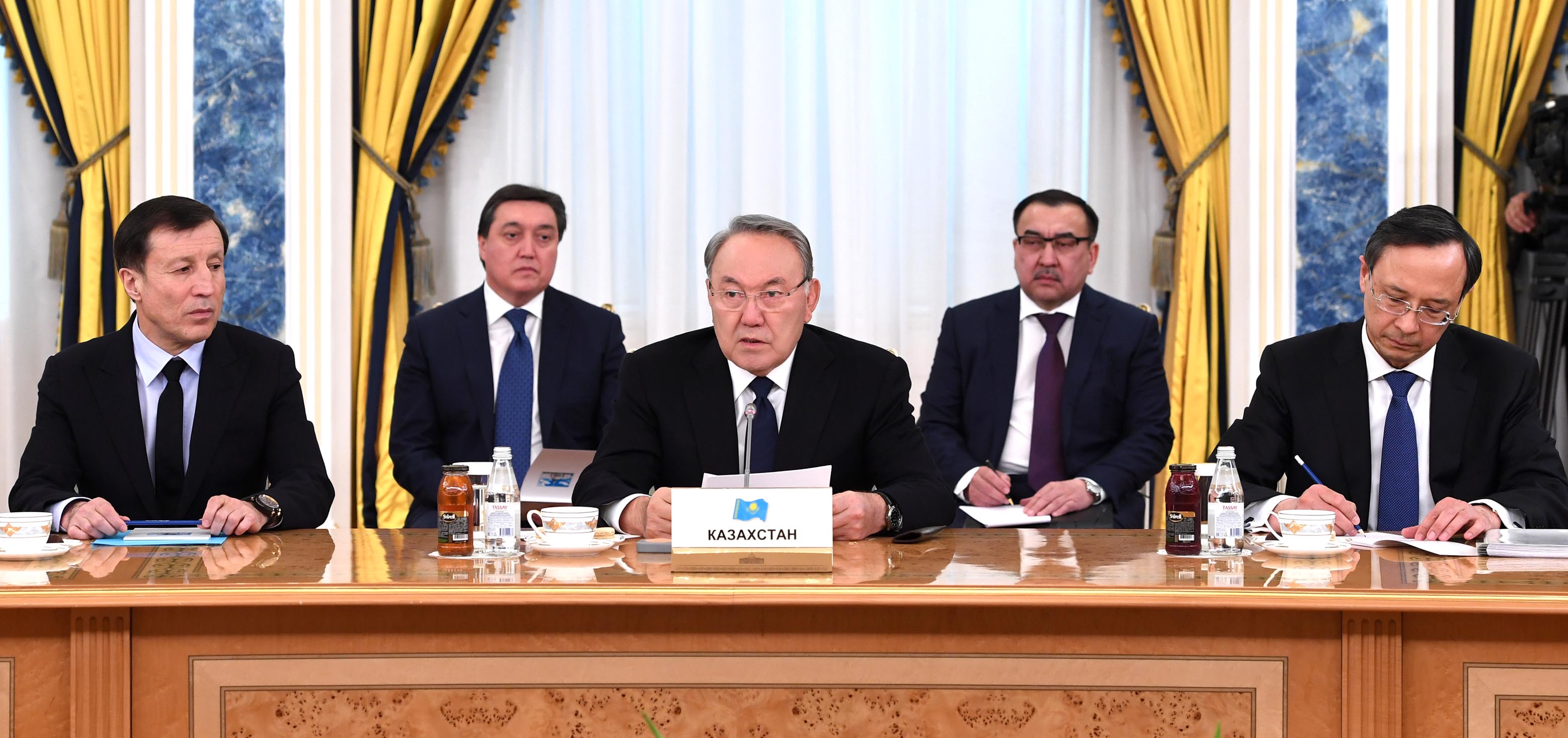 Мемлекет басшысы Орталық Азия елдері басшыларының консультативтік жұмыс кездесуіне қатысты




