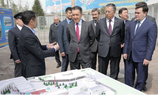 Премьер Министр ОҚО-дағы «Жібек жолы» кеден бекетінің жұмысымен танысты

