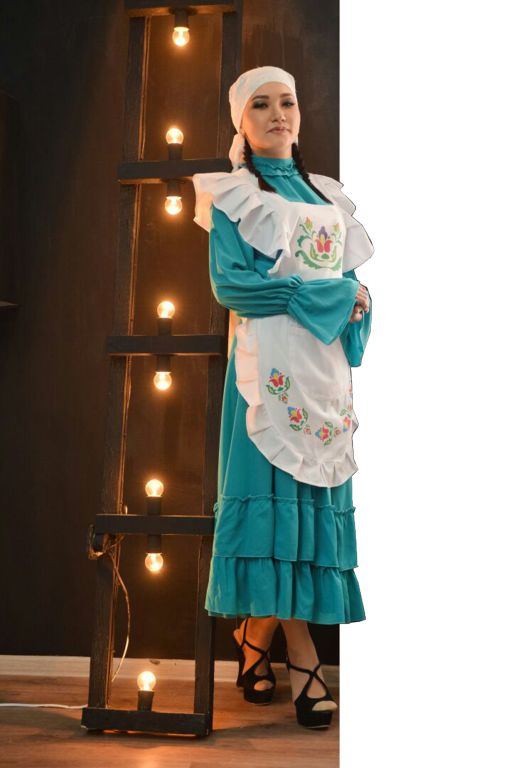 Бес тілде сөйлейтін бойжеткен

