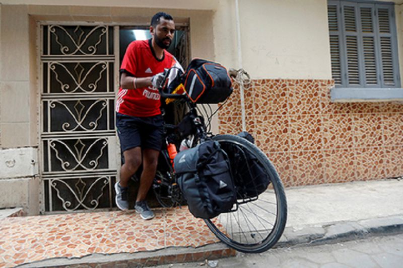 Жаһандық жарыстар. Мысырлық футбол жанкүйері әлем чемпионатына велосипедпен барады
