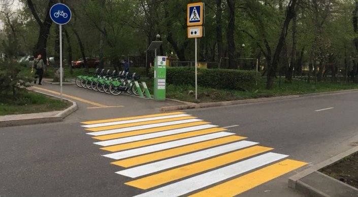 Алматының 157 көшесінде тротуарлар жөнделеді