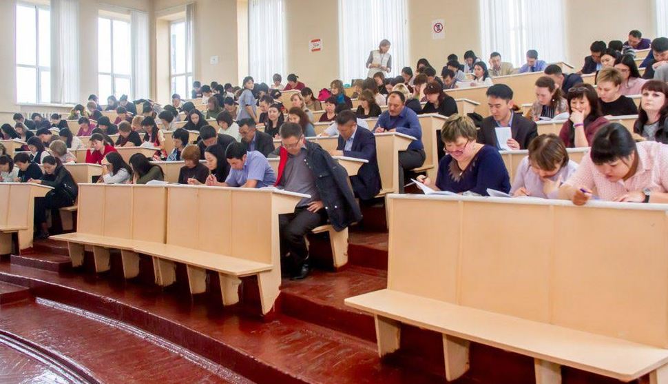 Шығыс Қазақстанда мемлекеттік қызметкерлер тест тапсырып жатыр