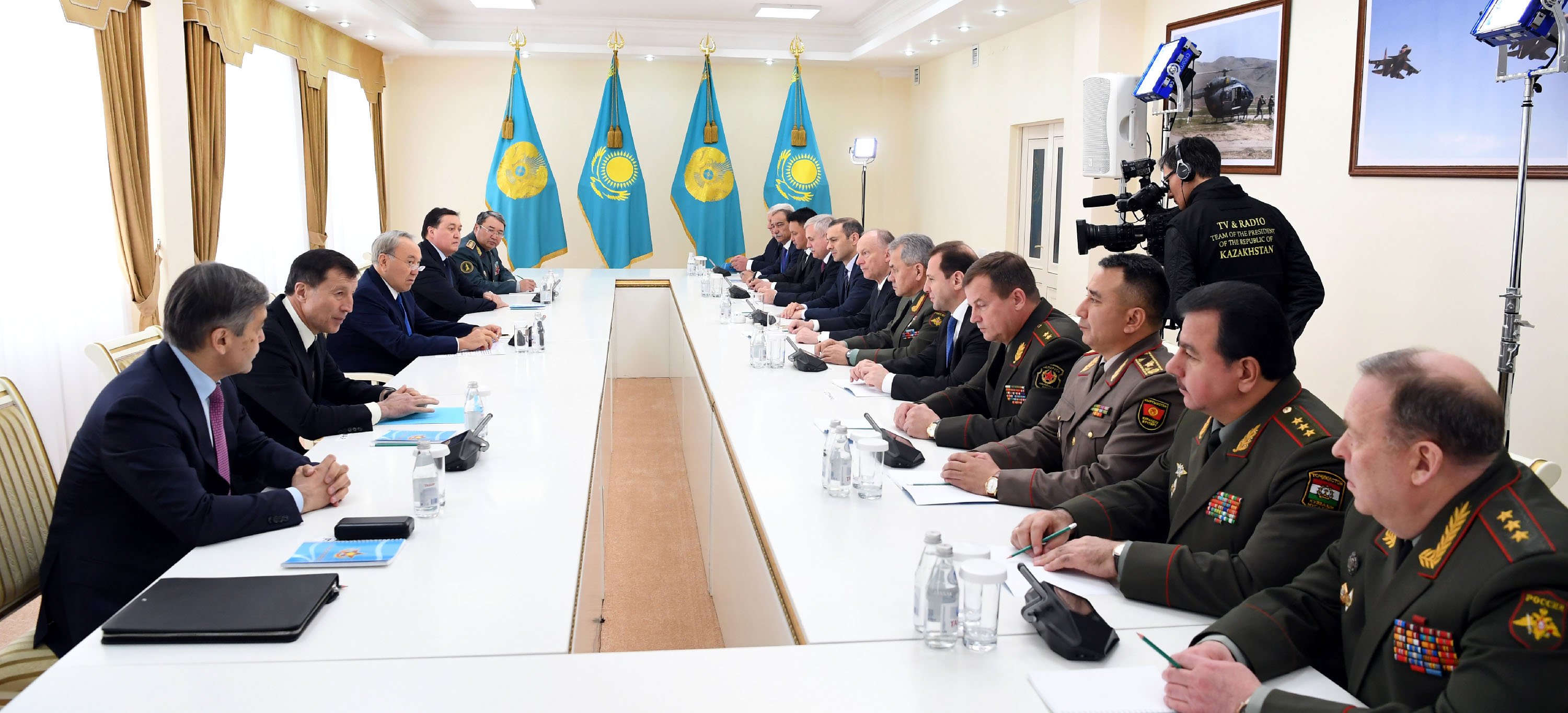 Қазақстан Президенті қорғаныс ведомстволарының министрлерімен кездесті