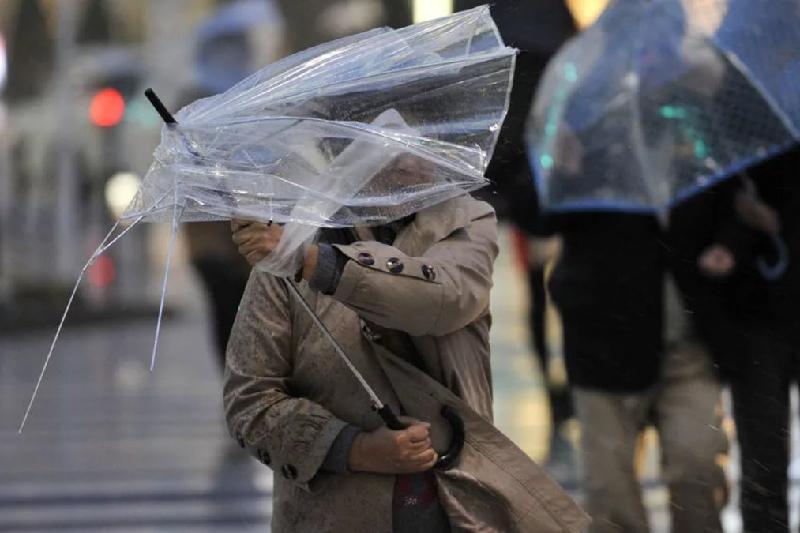 Демалыс күндері Астанада күшті жел соғып, бұршақ жауады