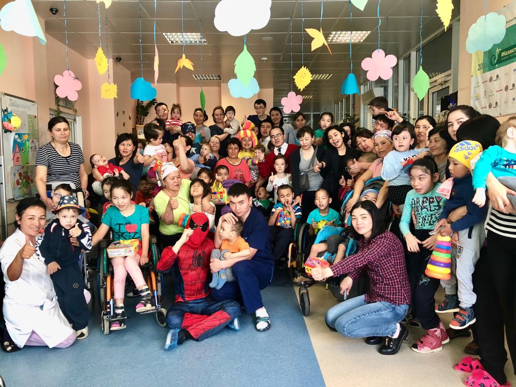 Астана жастары оңалту орталығының балаларына мерекелік көңіл күй сыйлады