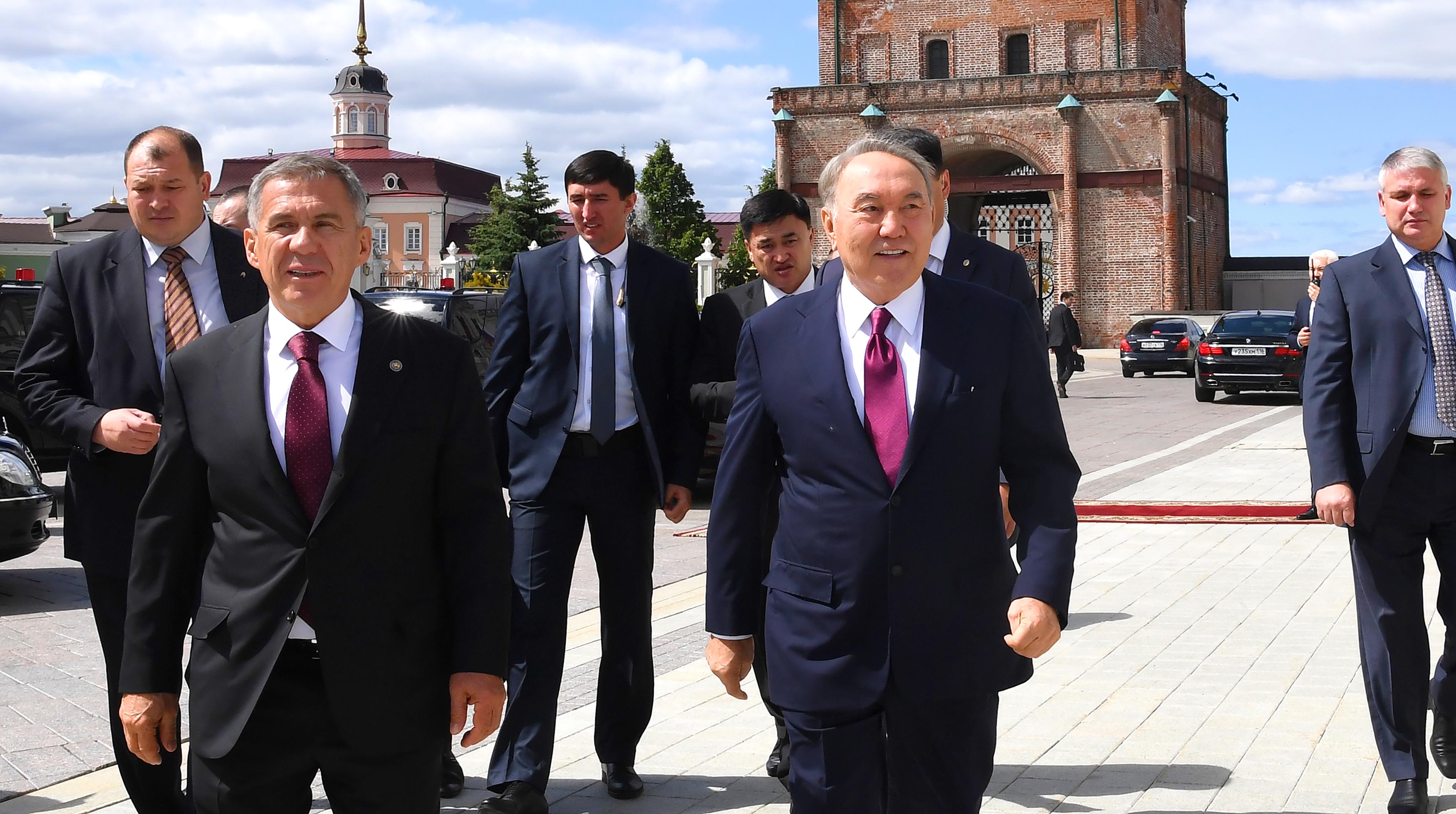 Нұрсұлтан Назарбаев өнеркәсіп кәсіпорындарының көрмесіне барды