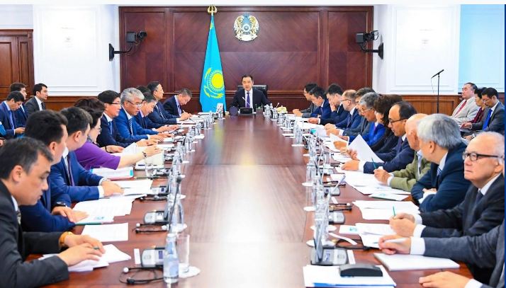 Б. Сағынтаев Қазақ тілі әліпбиін латын графикасына көшіру жөніндегі ұлттық комиссияның отырысын өткізді