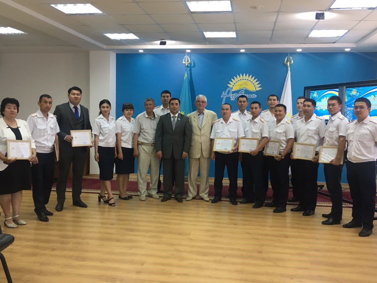 «Нұр Отан» Маңғыстау облыстық филиалы мемлекеттік және полиция қызметкерлерін марапаттады