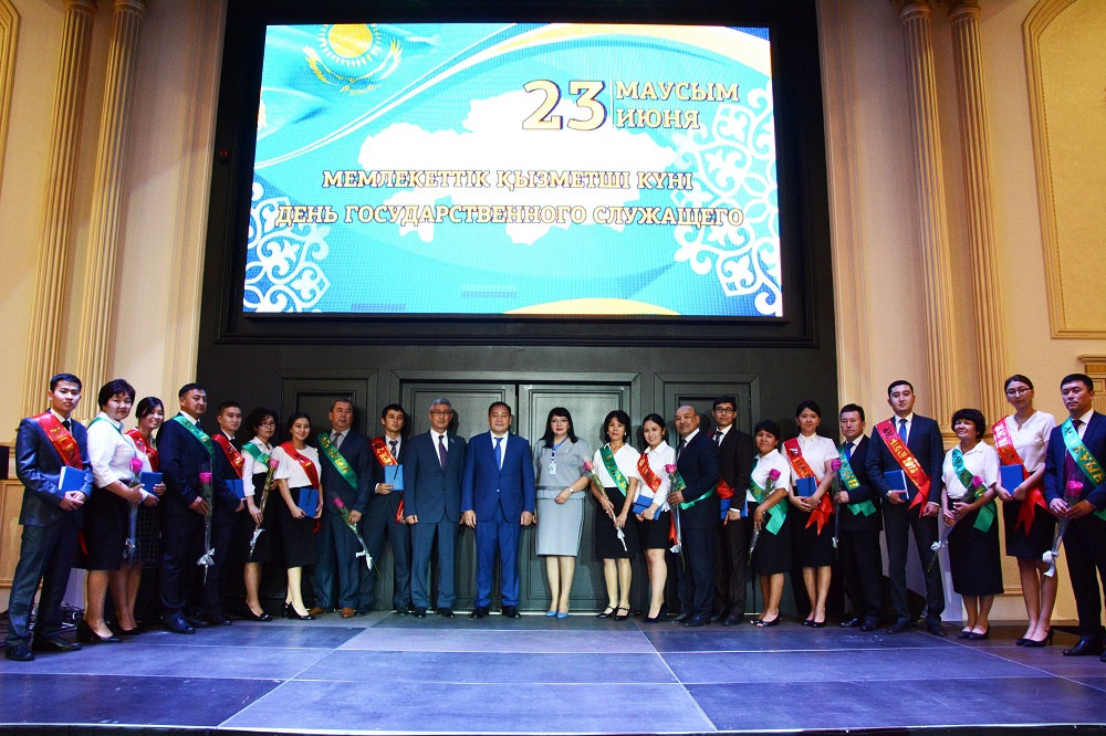 Маңғыстаулық мемлекеттік қызметшілер қос мерекені атап өтті