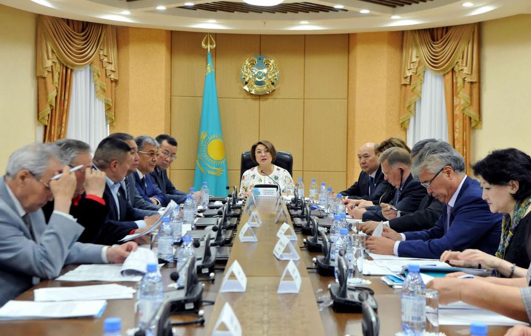 Сенаторлар латын әліпбиіне көшу және терминологияны жетілдіру мәселелерін талқылады