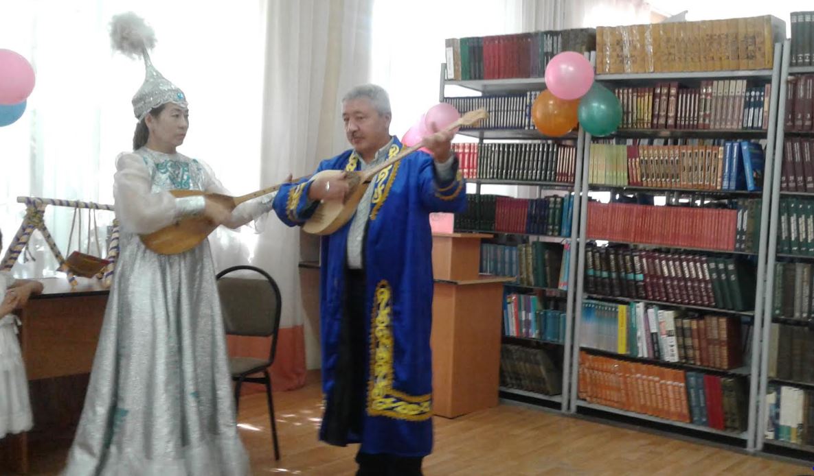 Семейде домбыраның қоңыр үні күмбірледі.