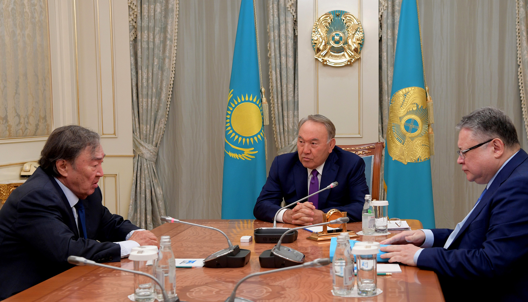 Нұрсұлтан Назарбаев қоғам қайраткері Олжас Сүлейменовті қабылдады