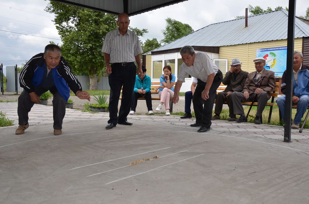 Жарма аудан­ындағы ардагерлер асық атудан сайысқа түсті