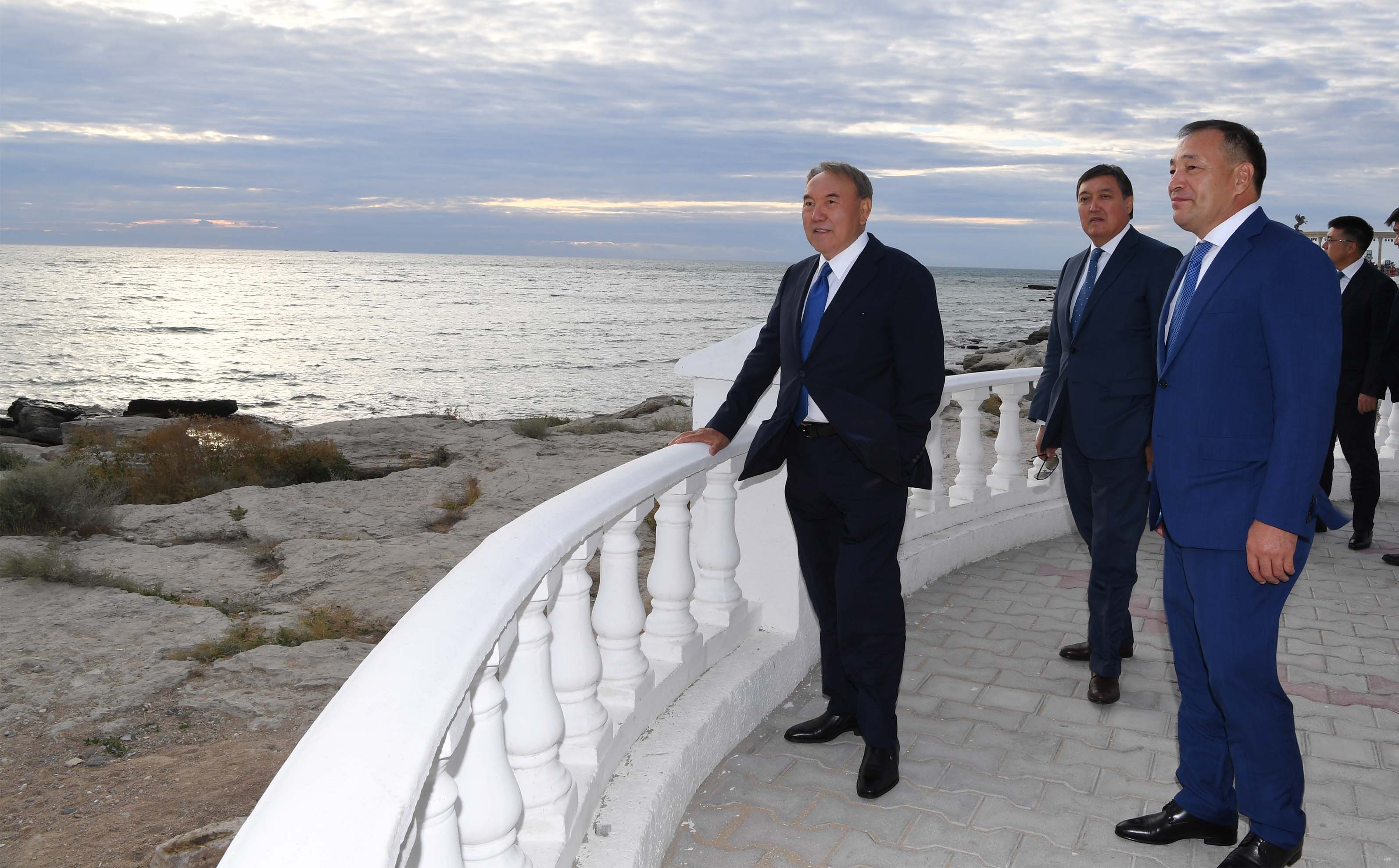 Нұрсұлтан Назарбаев Ақтау қаласындағы теңіз жағалауын аралап көрді
