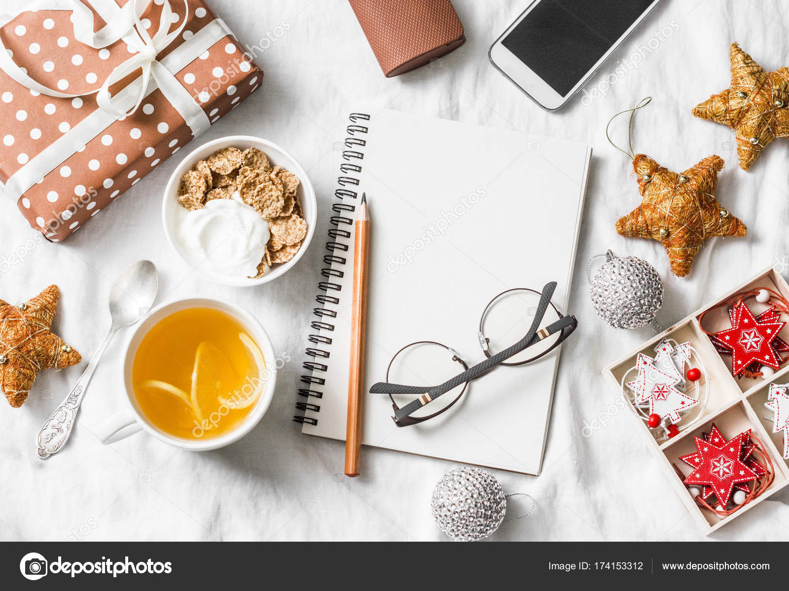 Алма исі, лимонад, гүл және түрлі-түсті қалам