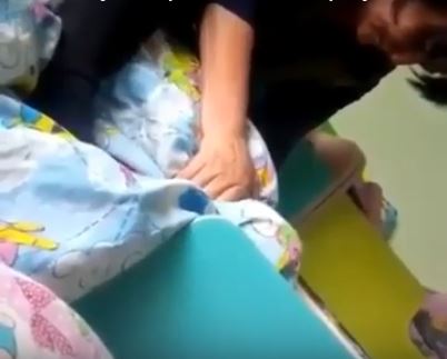 Теміртауда балабақша тәрбиешісі баланы көрпемен тұншықтырып ұйықтатпақ болған