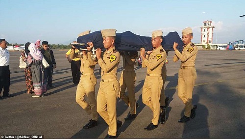 Индонезиядағы жер сілкінісі кезінде әуежай қызметкері лайнерді құтқару үшін өз өмірін қиды