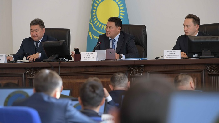 Павлодарда тұрғындар облыс әкімінің қабылдау бөлмесіне  қоңырау шалуда