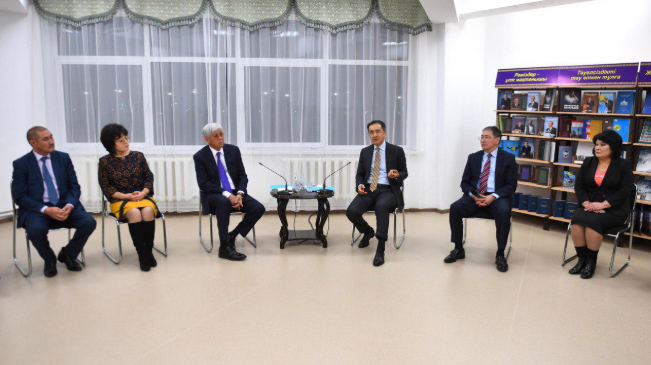 Б. Сағынтаев білім беру саласының қызметкерлерімен кездесті