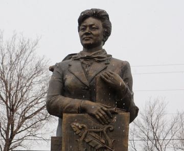 ШҚО-да ақын Тұрсынхан Әбдірахмановаға ескерткіш қойылды