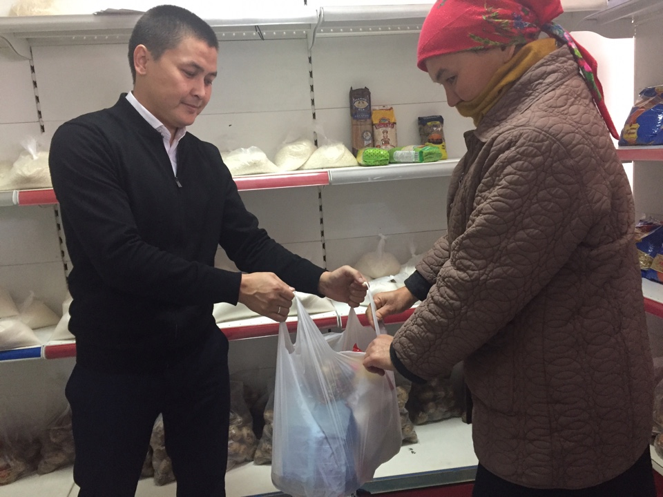 Қайырымды қала тұрғындары тегін дүкен ашты